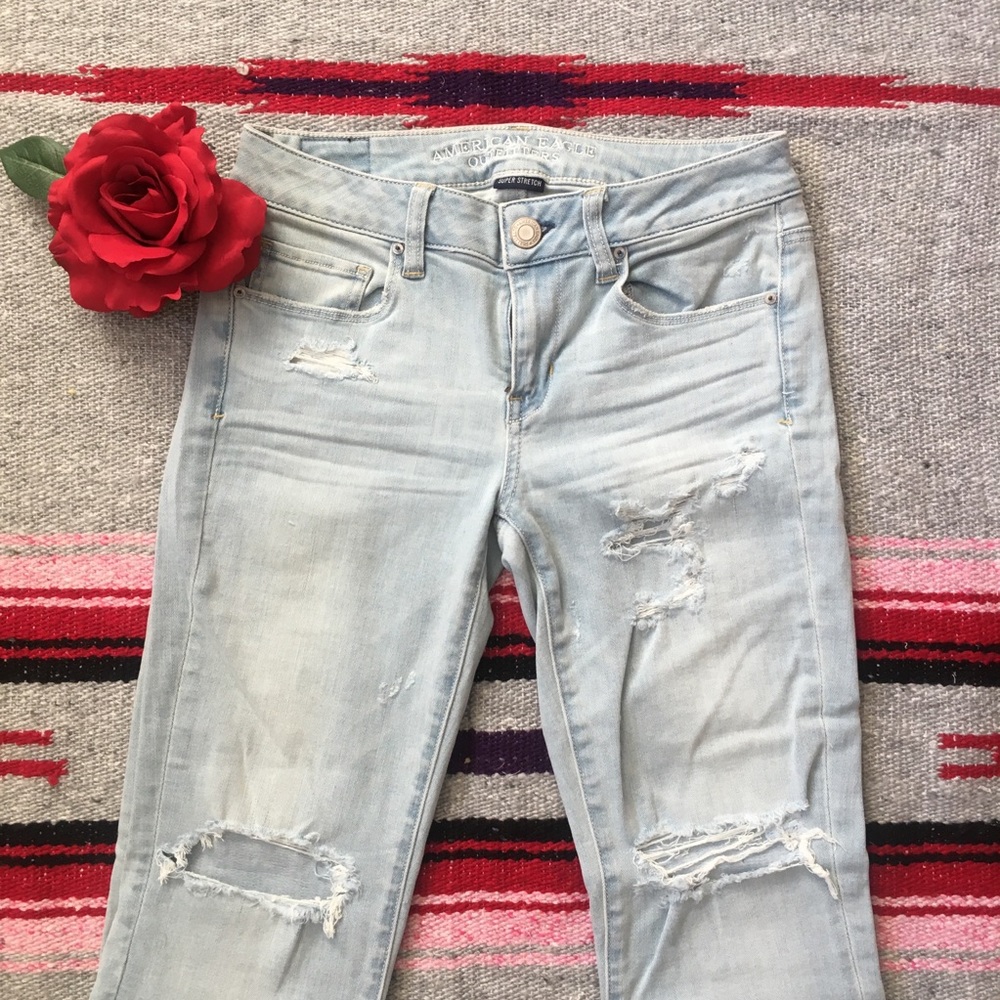 AMERICAN EAGLE OUTFITTERS | DISTRESSED JEANS